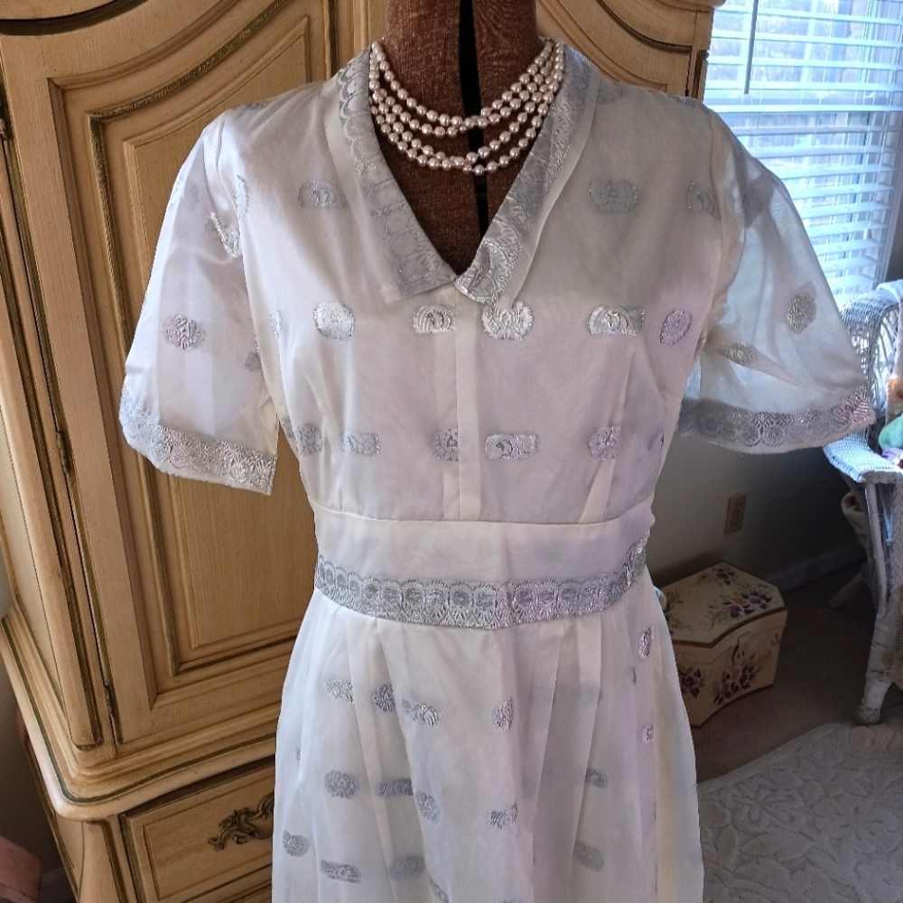 STUNNING 1950S DRESS W/ SILVER METALLIC THREAD DESIGNS! METAL ZIPPER!SATIN LINED